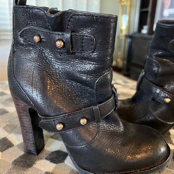 Tory Burch Black Ankle bootie!! Gently worn. Women’s size 6 - Picture 2 of 6